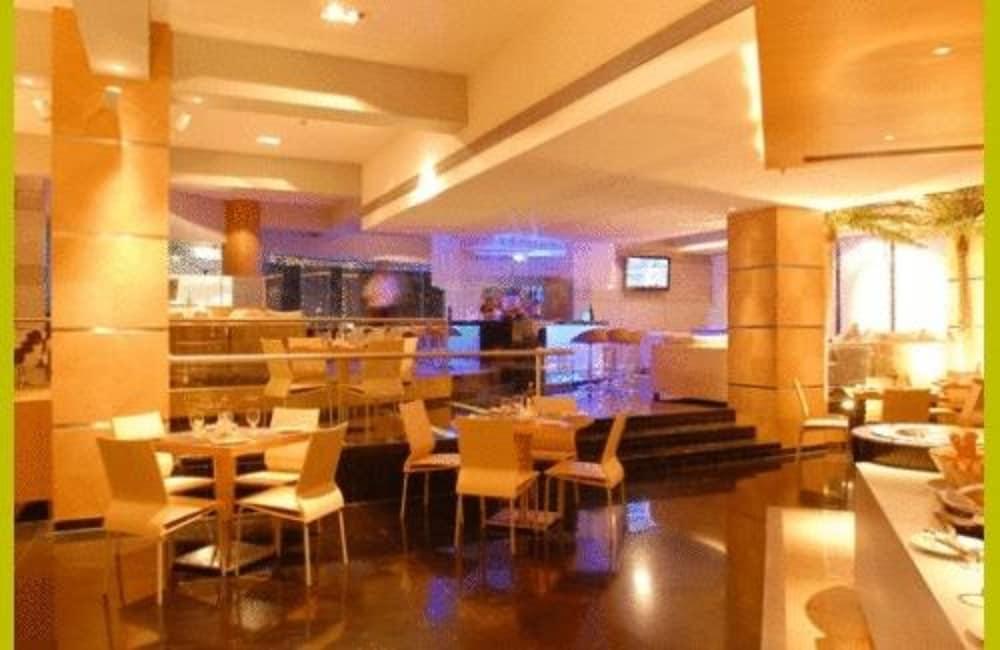 Peninsula Grand Hotel Mumbai Exterior photo