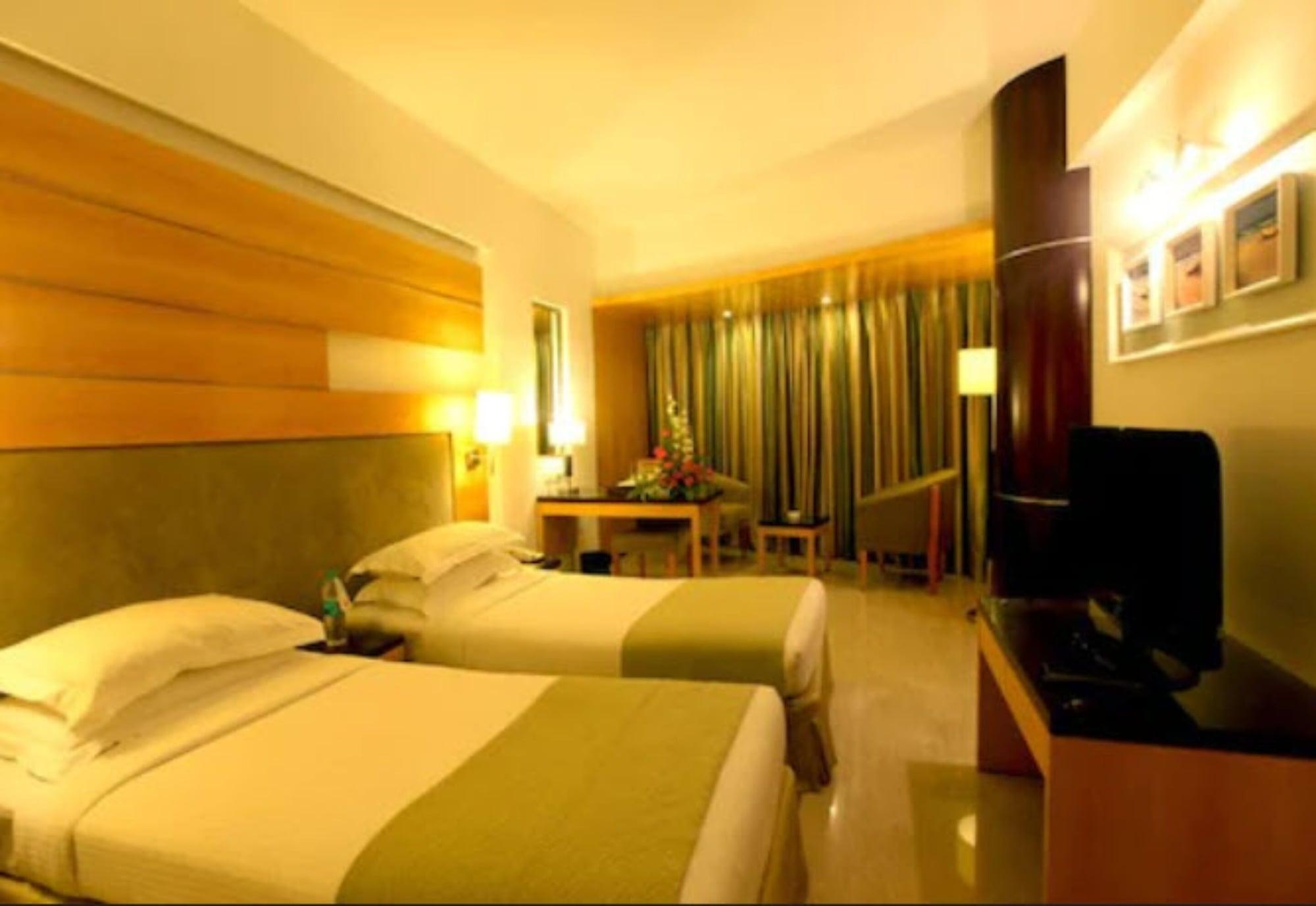 Peninsula Grand Hotel Mumbai Exterior photo