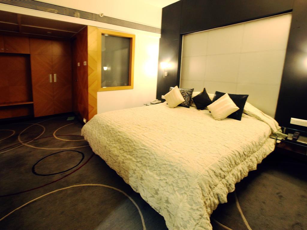 Peninsula Grand Hotel Mumbai Exterior photo
