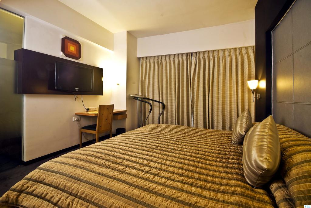 Peninsula Grand Hotel Mumbai Exterior photo
